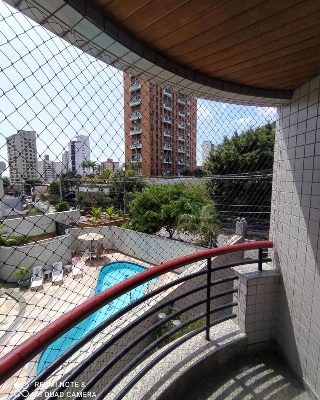 Varanda gourmet de um apartamento com a proteção de redes de proteção de cor preta